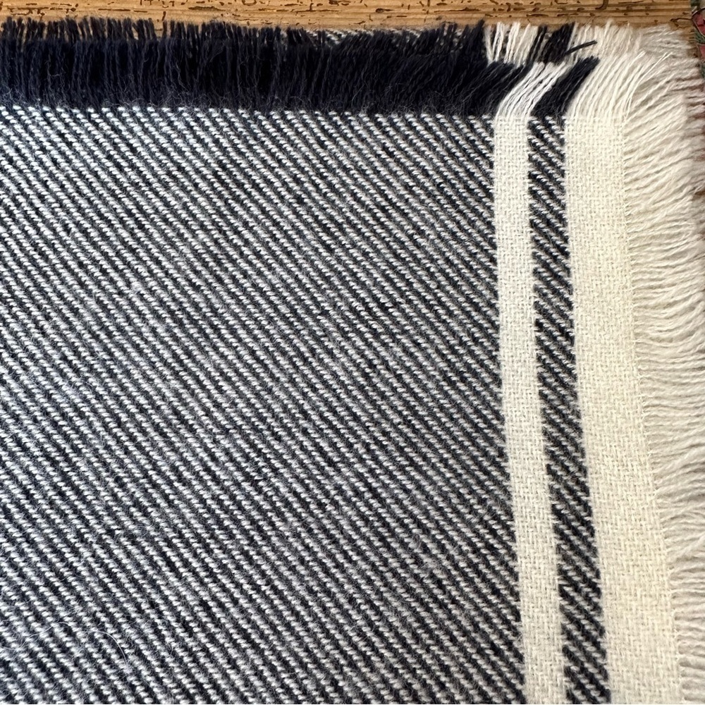 Gap blue and cream new without tag scarf. - Picture 7 of 12